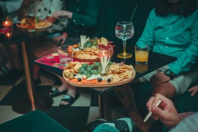 2 Hour Bottomless Brunch Experience with 3 Course Meal And Drinks - Food plan: nachos, burger, then cake