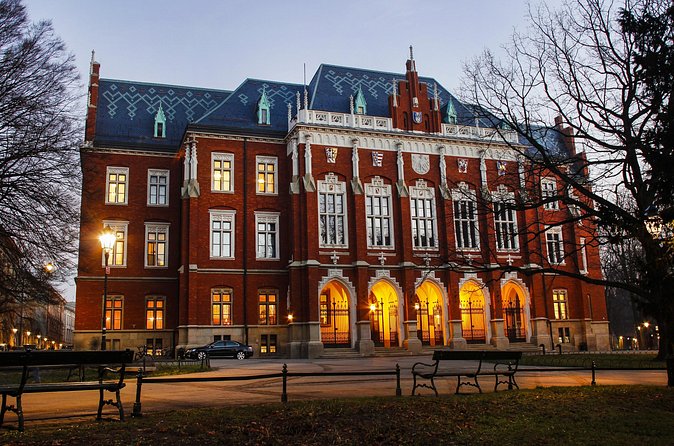 2-Hour City Walking Tour in Creepy Krakow - Guides, group size, and staying engaged for two hours