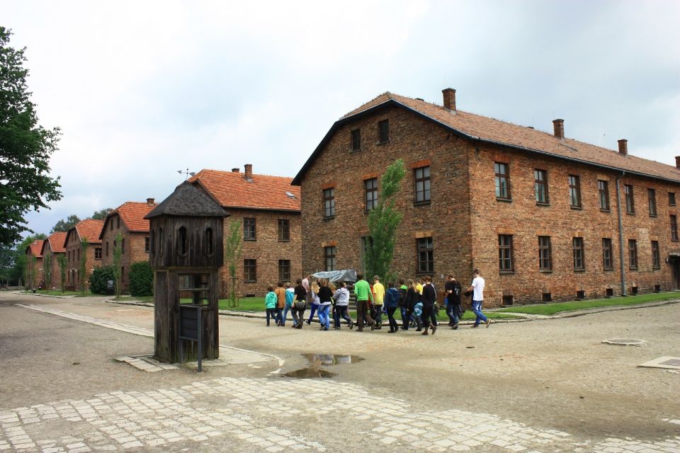 Auschwitz-Birkenau and Krakow Private Car Trip from Katowice - Timing and food: why snacks matter on the Auschwitz day