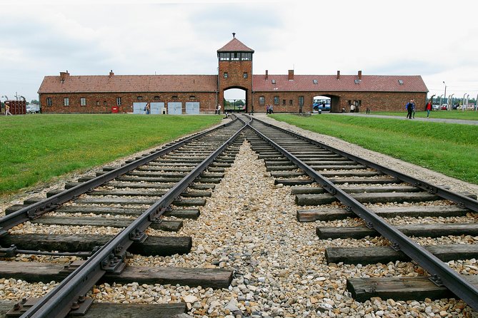 Auschwitz-Birkenau and Wieliczka Salt Mine Day Tour from Krakow with private car - Auschwitz-Birkenau: how the guided format helps you focus