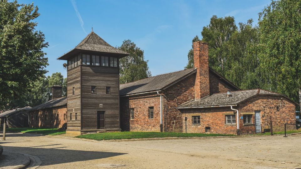 Auschwitz-Birkenau: Entrance Ticket and Live Tour Guide - Transportation options from Krakow: what’s included versus what you arrange