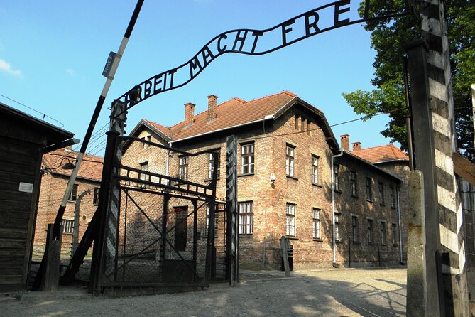 Auschwitz-Birkenau Guided Tour with Private Transport from Kraków - The guided museum time: how the Auschwitz-Birkenau visit is structured