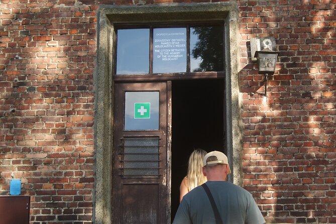 Auschwitz-Birkenau Tour with Transfer - Guided vs non-guided: choosing the pace that fits your brain