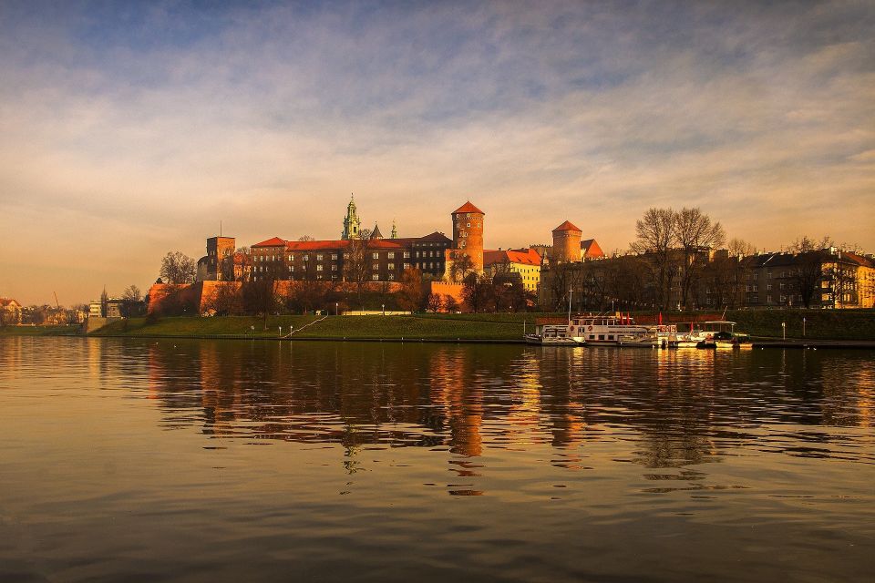 Family Tour of Krakow Old Town with Sweets Factory & Cruise - Wawel Hill: where the Dragon quest steals the show