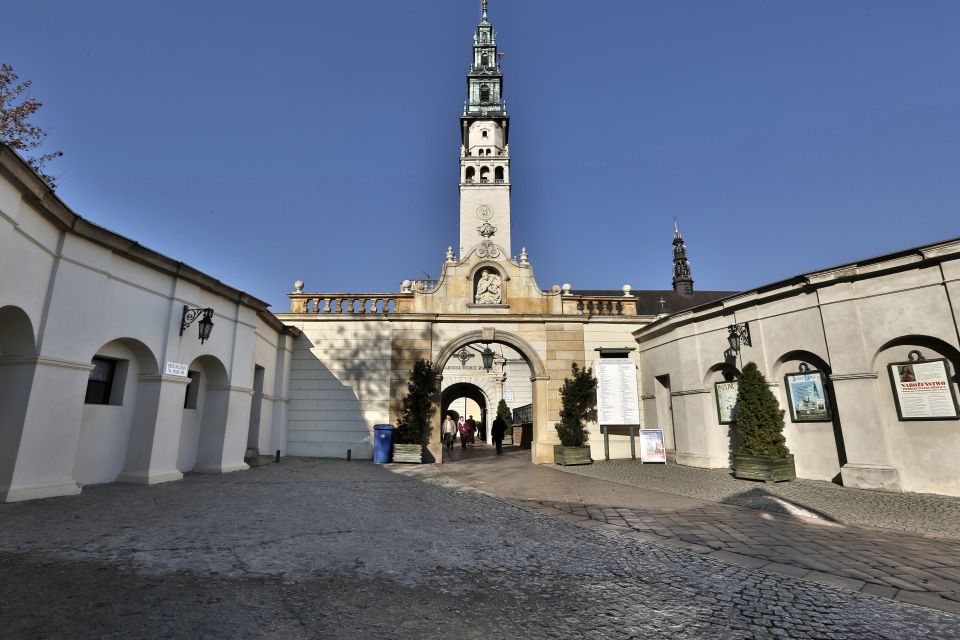 From Krakow: Czestochowa - The Black Madonna - Arriving at Jasna Góra: what the monastery complex experience is like
