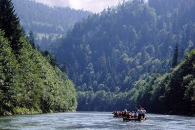 From Krakow: Dunajec River Rafting, Cable Car and Castle Niedzica - Day Tour - Transportation and Group Size: How the Day Feels