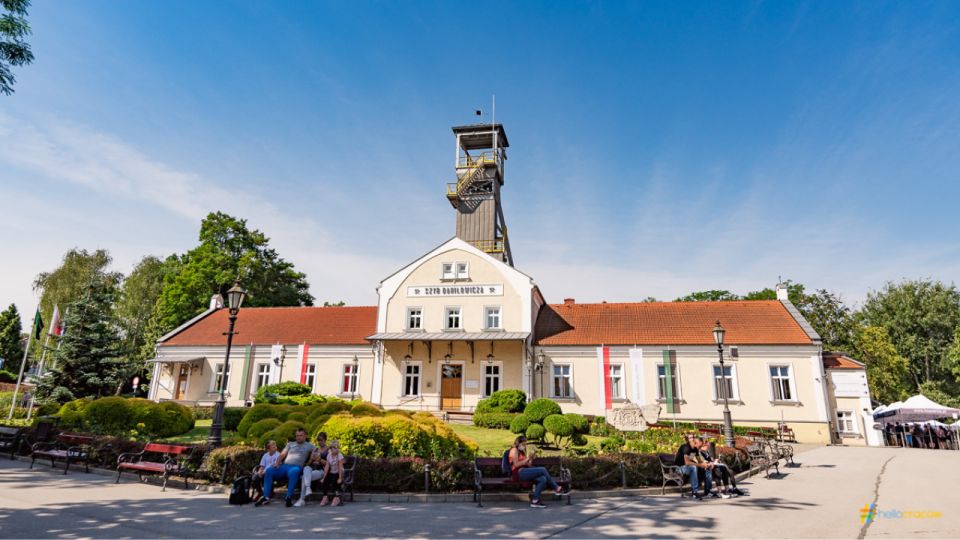 From Krakow: Guided Tour in Wieliczka Salt Mine - The 2.5-hour guided tour: what the mine-certified guide does for you