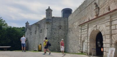 From Krakow: Ojców National Park & Ogrodzieniec Castle Tour - Ojcow National Park: Limestone Valleys and the Water Chapel