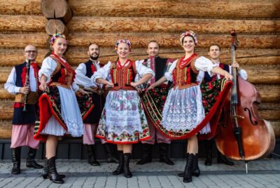 From Krakow: Polish Folk Show with All-You-Can-Eat Dinner - Welcome Shot, Seating, and the Evening’s First Energy Hit