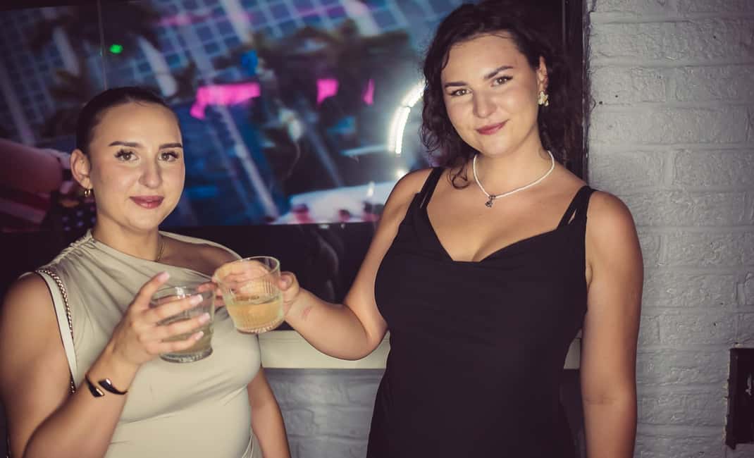 Fun explorers pub Crawl with 1 hour open bar and 3 VIP clubs - The 1-hour open bar: best way to use the included drinks