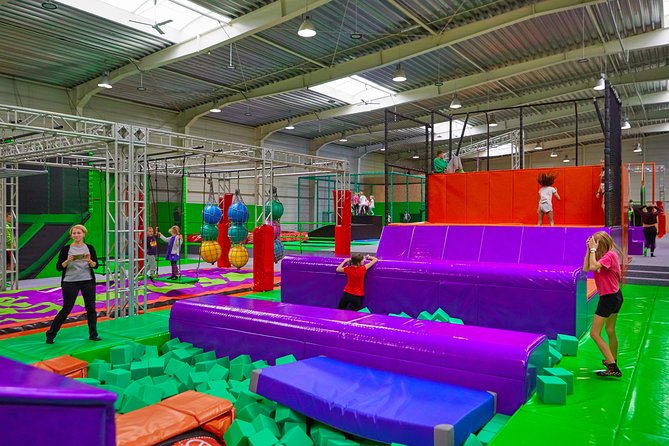 GOjump MEGAPARK Kraków-Sikorki - 1 hour Trampoline Park ticket - Non-Jumpers: JumpBar and Arcade Games for Parents and Kids Taking Breaks