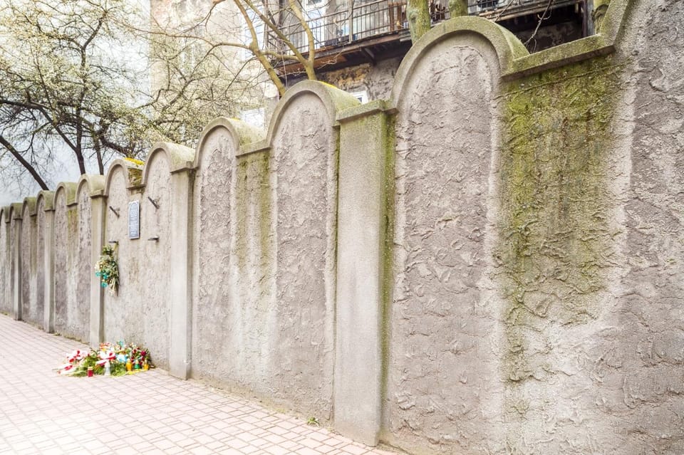 Kazimierz, Schindler's Factory & Ghetto Guided Tour - Walking the Kraków Ghetto in Podgórze: walls, boundaries, and the chair memorial
