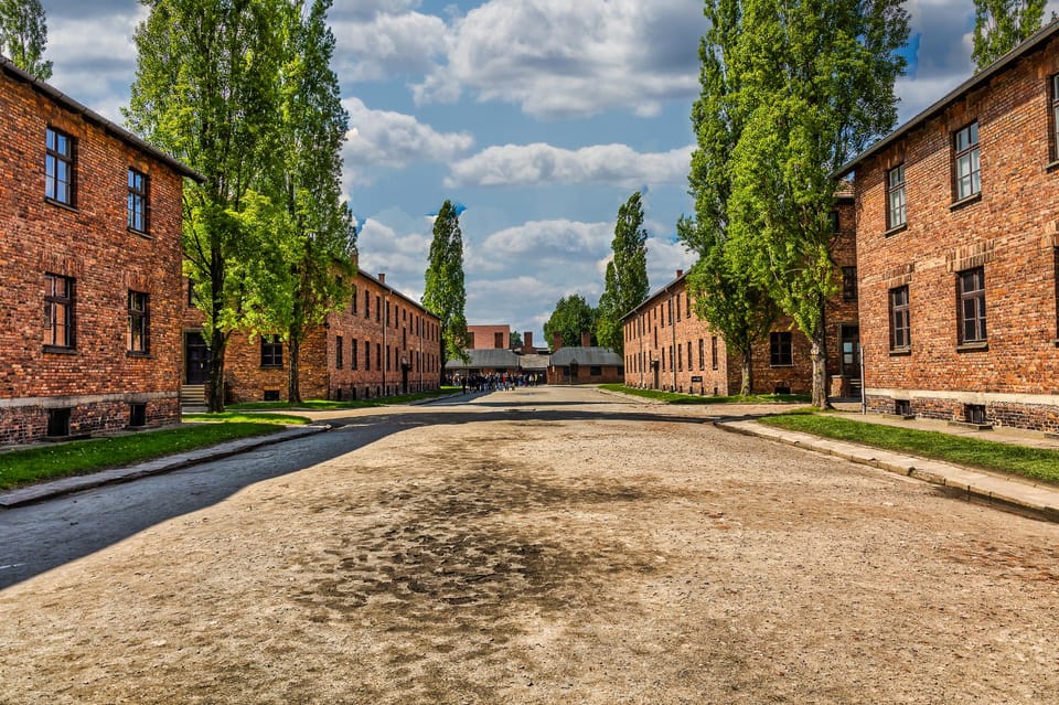 Krakow Auschwitz-Birkenau Memorial Guided Tour Meeting Point - How the day runs: Krakow pickup, transfers, and pacing