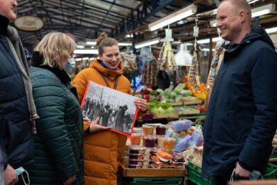 Krakow Christmas Market Immersive Tour - Meeting at plac Mariacki and keeping your plans simple