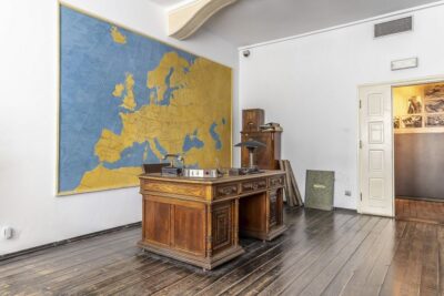 Krakow: City Golf Cart Tour and Schindler's Factory Museum - Meeting point and the first moment: board fast, relax