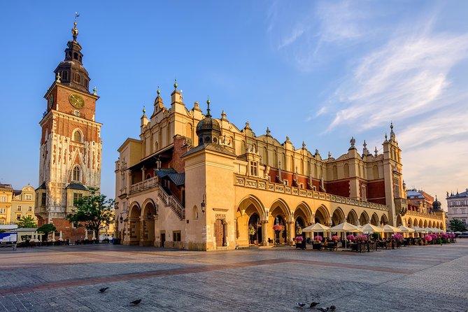 Krakow: Guided Sightseeing Tour by golf cart/buggy - Wawel Royal Castle and Cathedral: the power center in motion