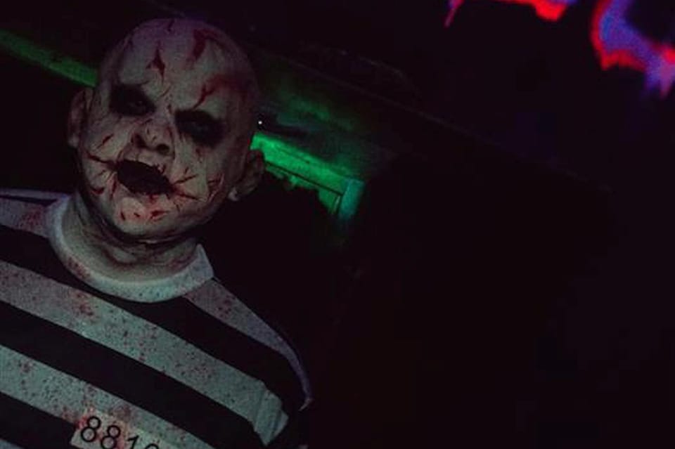 Krakow: Horror House Entry Ticket - Inside the horror maze: darkness, jump scares, and puzzle tasks
