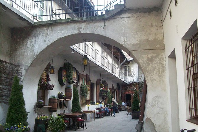 Krakow Kazimierz and Jewish Ghetto Tour with Synagogues - What the guide style adds (and why it’s not just narration)