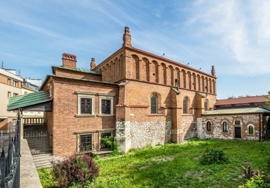 Krakow: Kazimierz Jewish Quarter Guided Walking Tour - The walk begins at the Old Synagogue steps