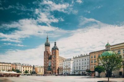 Krakow : Must-See Walking Tour With A Guide - Main Market Square (Rynek Glowny): where your bearings click