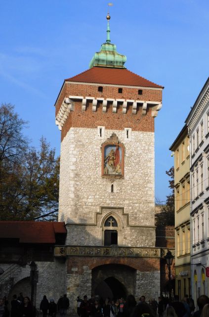 Krakow Old Town and Jewish Quarter in one guided walk - Wawel Hill: the hill you keep seeing, explained so it clicks