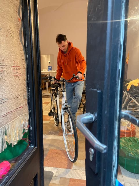 Krakow: Old Town and Kazimierz Guided Bike Tour - Getting started at ZeeTour in Krakow’s courtyard