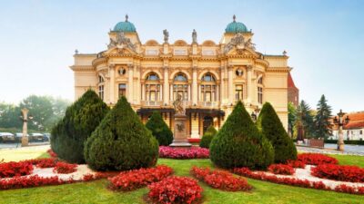 Krakow: Old Town Audioguided walking Tour - Jagiellonian University Area: Knowledge, Power, and Place