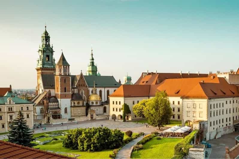Krakow : Old Town Walking Tour With A guide - St. Mary’s Basilica: Gothic grandeur with a point