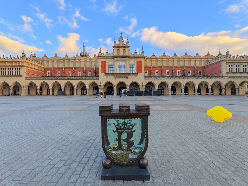Kraków: Old Town & Wawel Castle Walking Tour in English - The guides make or break it: Big Tom and the story-first style