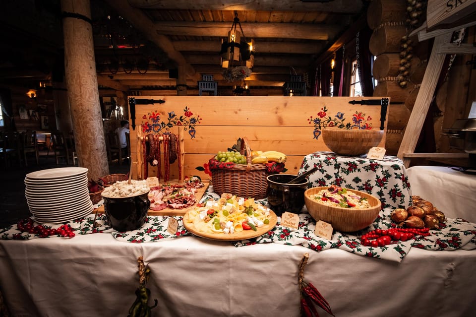 Krakow: Polish Folk Night with Dinner and Unlimited Drinks - A folk night with Kryspinów Lake as your backdrop