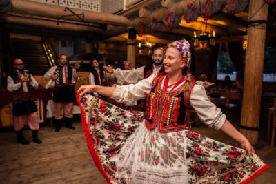 Krakow: Polish Folk Night with Dinner and Unlimited Drinks - The double-decker bus ride out of Krakow