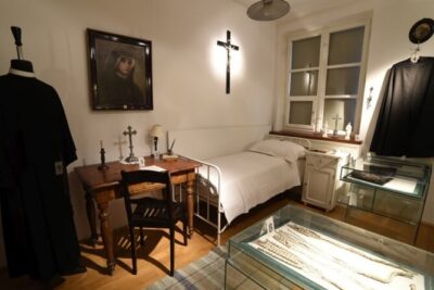 Krakow: Pope John Paul II History: Guided Tour - Home & Sanctuary - Stop 1: The Family Home of John Paul II in Wadowice