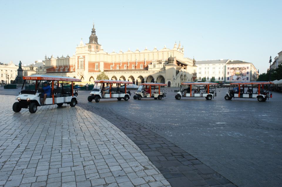 Krakow: Private Sightseeing by Electric Car - St. Mary’s Basilica: seeing the landmark without getting stuck in lines