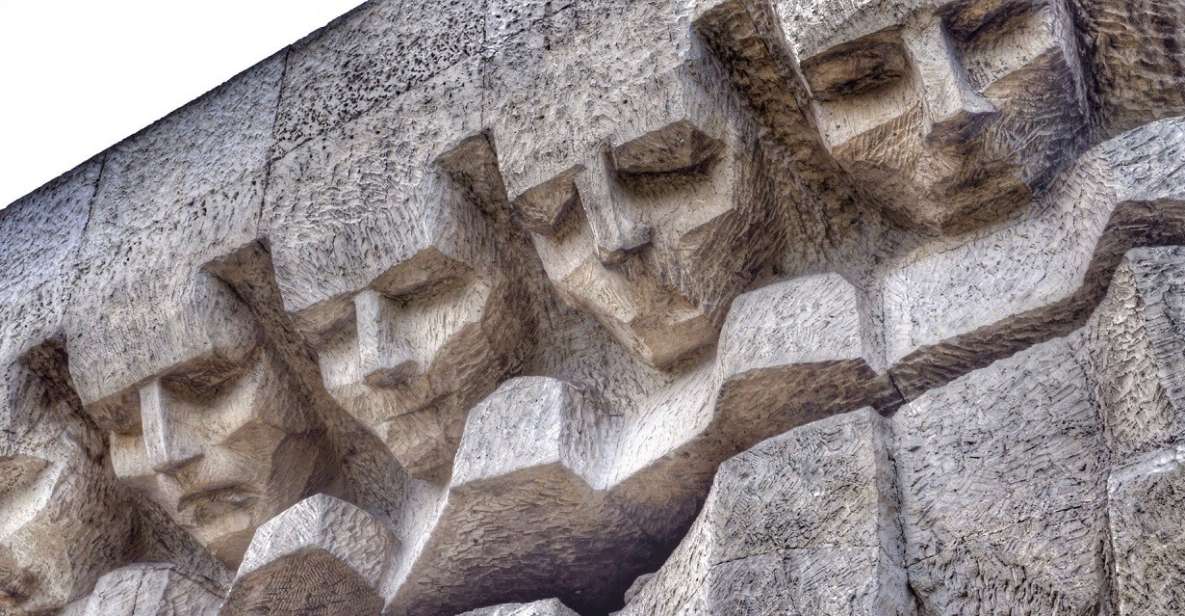 Krakow: River Cruise & Guided Visit to Former Plaszow Camp - Ghetto Heroes Square in Podgórze: A Memorial You Can’t Scroll Past