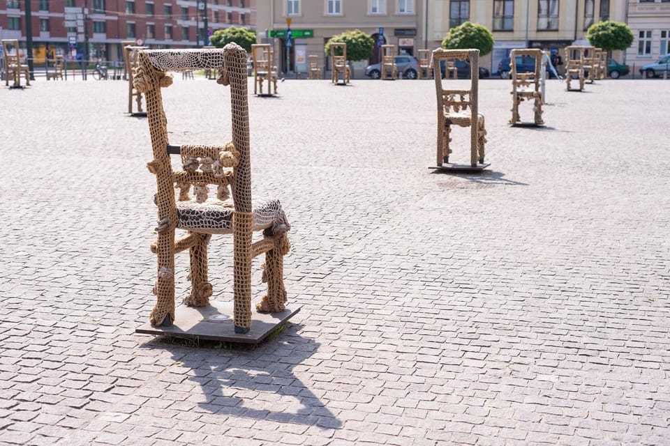 Kraków: Schindler’s Factory & Jewish Ghetto Guided Tour - Ghetto Heroes Square and the Chair Memorial: a simple symbol with heavy meaning