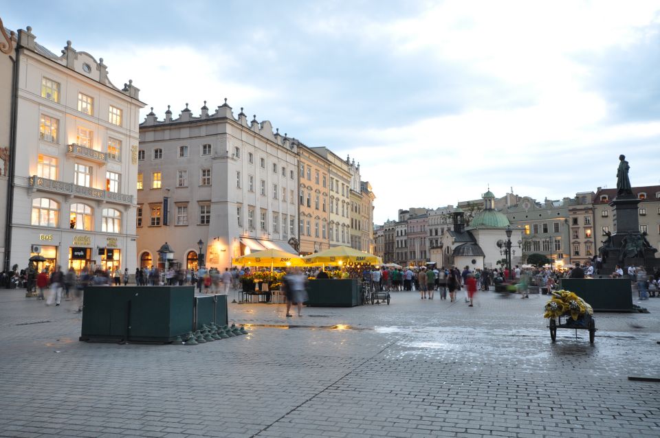 Krakow: Skip the Line Underground Museum and Old Town - Old Town after the museum: connecting the layers