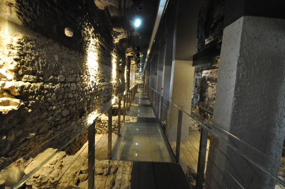 Krakow: Skip the Line Underground Museum and Old Town - Skip the line at the main exhibition