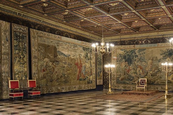 Krakow Skip The Line Wawel Castle and Cathedral Private Tour - Wawel Hill: why this private tour hits the big stuff