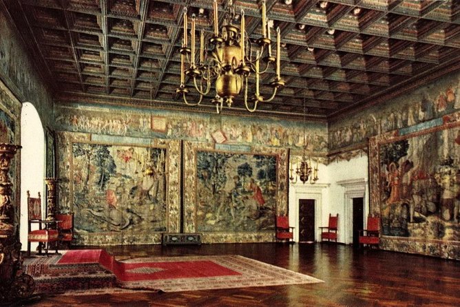 Krakow Skip The Line Wawel Castle and Cathedral Private Tour - Logistics that matter: meeting point, mobile tickets, and timing