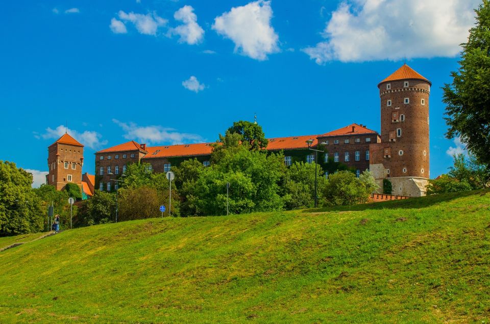 Krakow: Skip-the-Line Wawel Castle and Hill Guided Tour - Luxury and Power: What the Rooms Tell You About Wealth in the Past