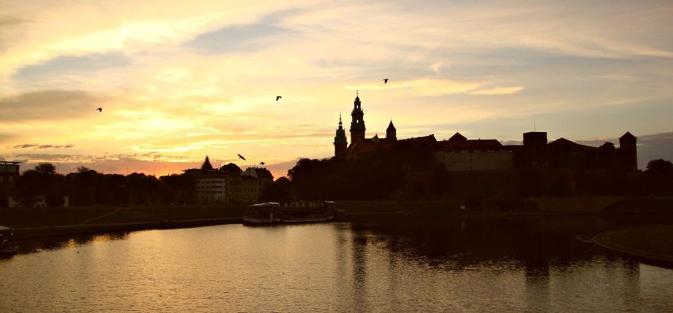 Krakow: Skip the Line Wawel Castle & Cathedral Private Tour - Finding the guide: John Paul II Monument timing tip