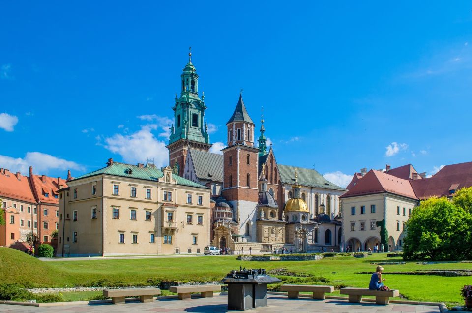 Krakow: Skip-the-Line Wawel Castle & Old Town Guided Tour - Jagiellonian University and Planty Park: How Krakow Reinvented Itself