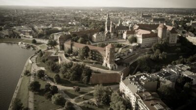 Krakow: Wawel Castle Guided Tour - The 2-hour flow: castle rooms, Wawel Cathedral, then the hill