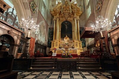 Krakow: Wawel Castle, St. Mary’s & Rynek Underground Tour - Meet at St. Mary Magdalene Square (Piotr Skarga) and Get Settled Fast