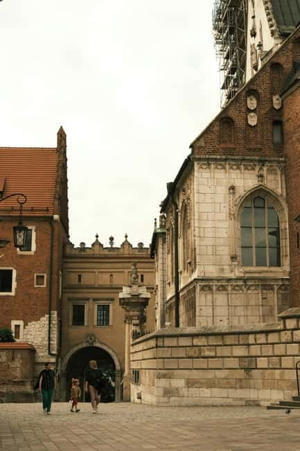 Mysterious Wawel Cathedral and Wawel Courtyard Guided Tour - What the $32 price gets you (and what it does not)