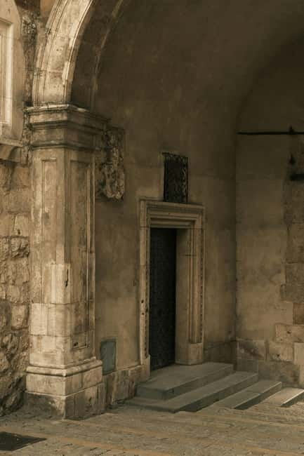 Mysterious Wawel Cathedral and Wawel Courtyard Guided Tour - Languages and group style: easier than it sounds