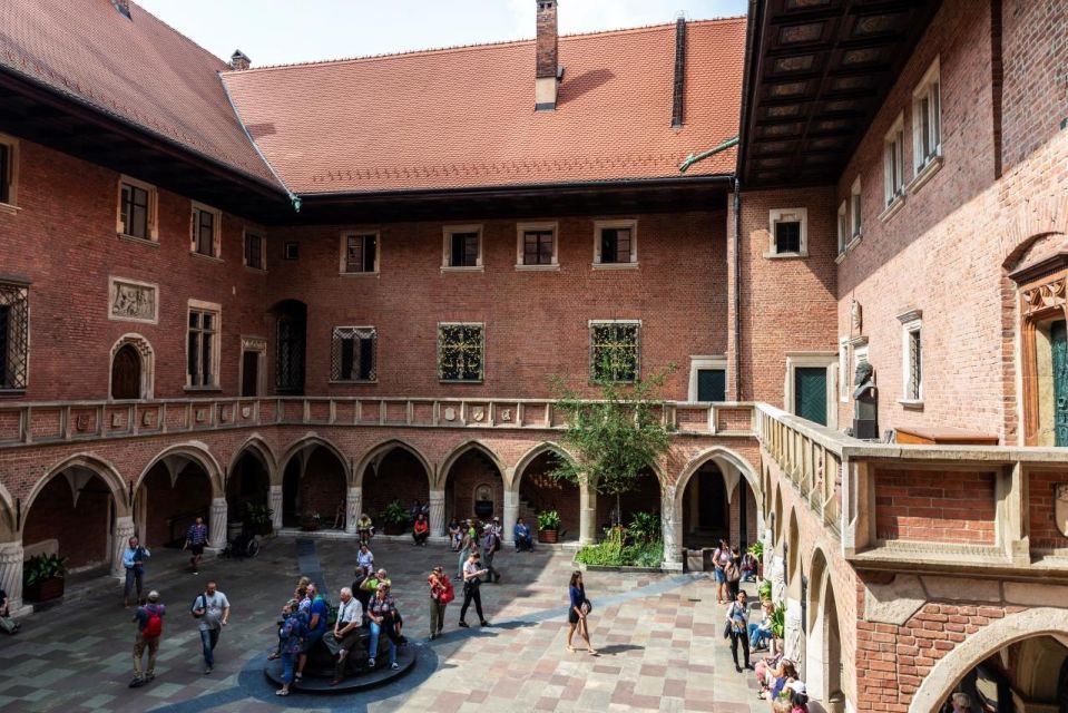 Old Town, St. Mary's Basilica and Rynek Underground Tour - Why the licensed guide and small group matter