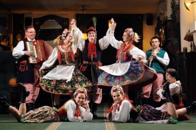 Polish Folk Show with 3 course dinner in Krakow legendary restaurant - Two 25-Minute Folk Shows and the Crowd Energy