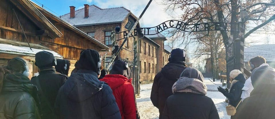 RoundTrip from Krakow to Auschwitz + Entrance Tickets - Auschwitz I: your guided 105 minutes and what you should focus on