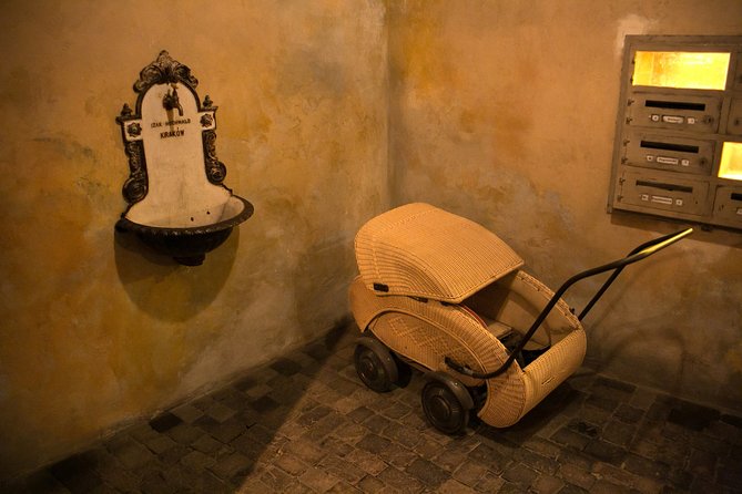 Schindler's Factory and Jewish Ghetto Walking Tour in Kraków - Pace, group size, and hearing your guide without losing the thread